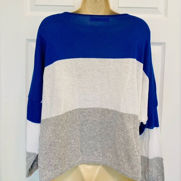 Bundle of 4 Beautiful knit Tops ! - Picture 7 of 9